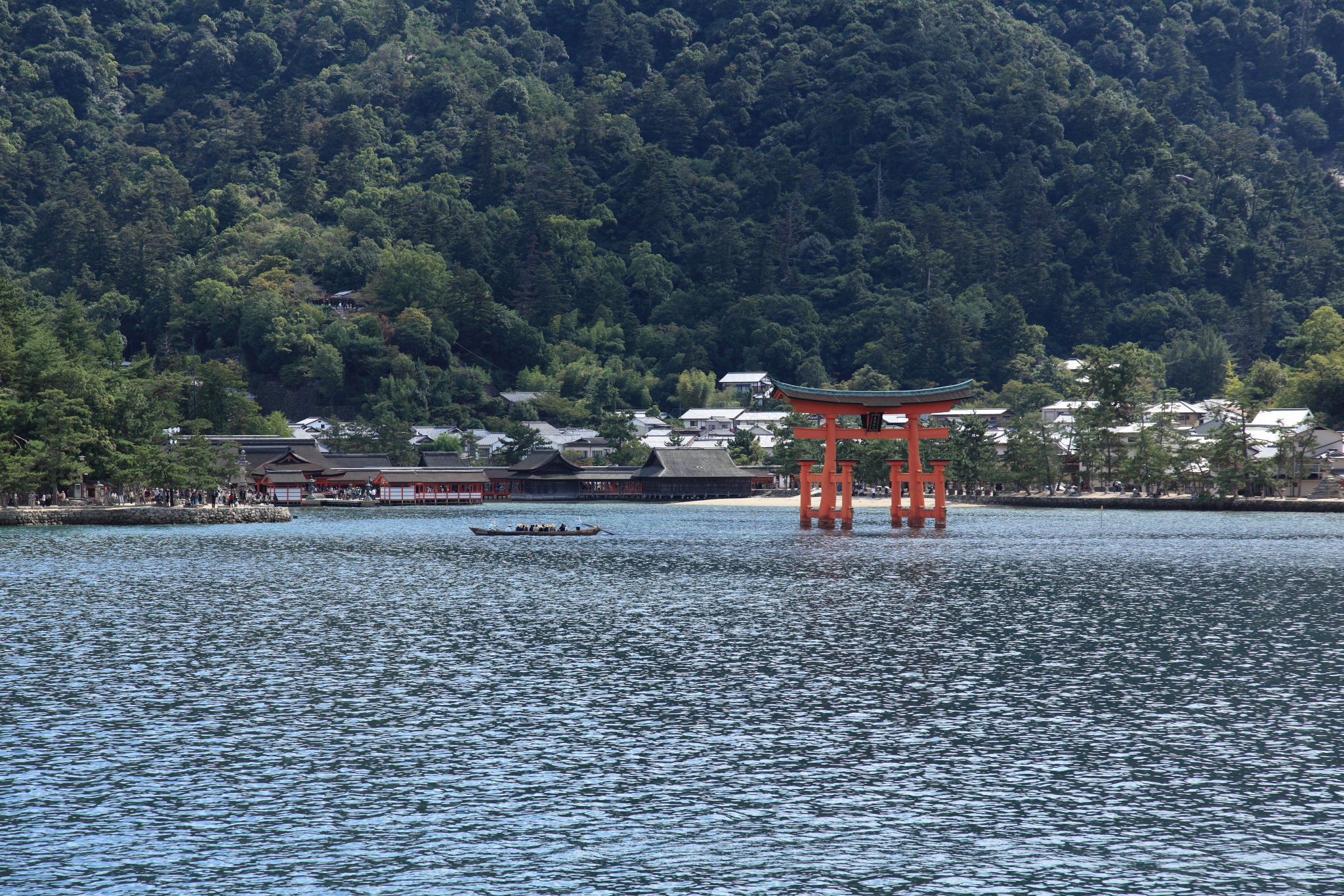海から見た大鳥居と厳島神社