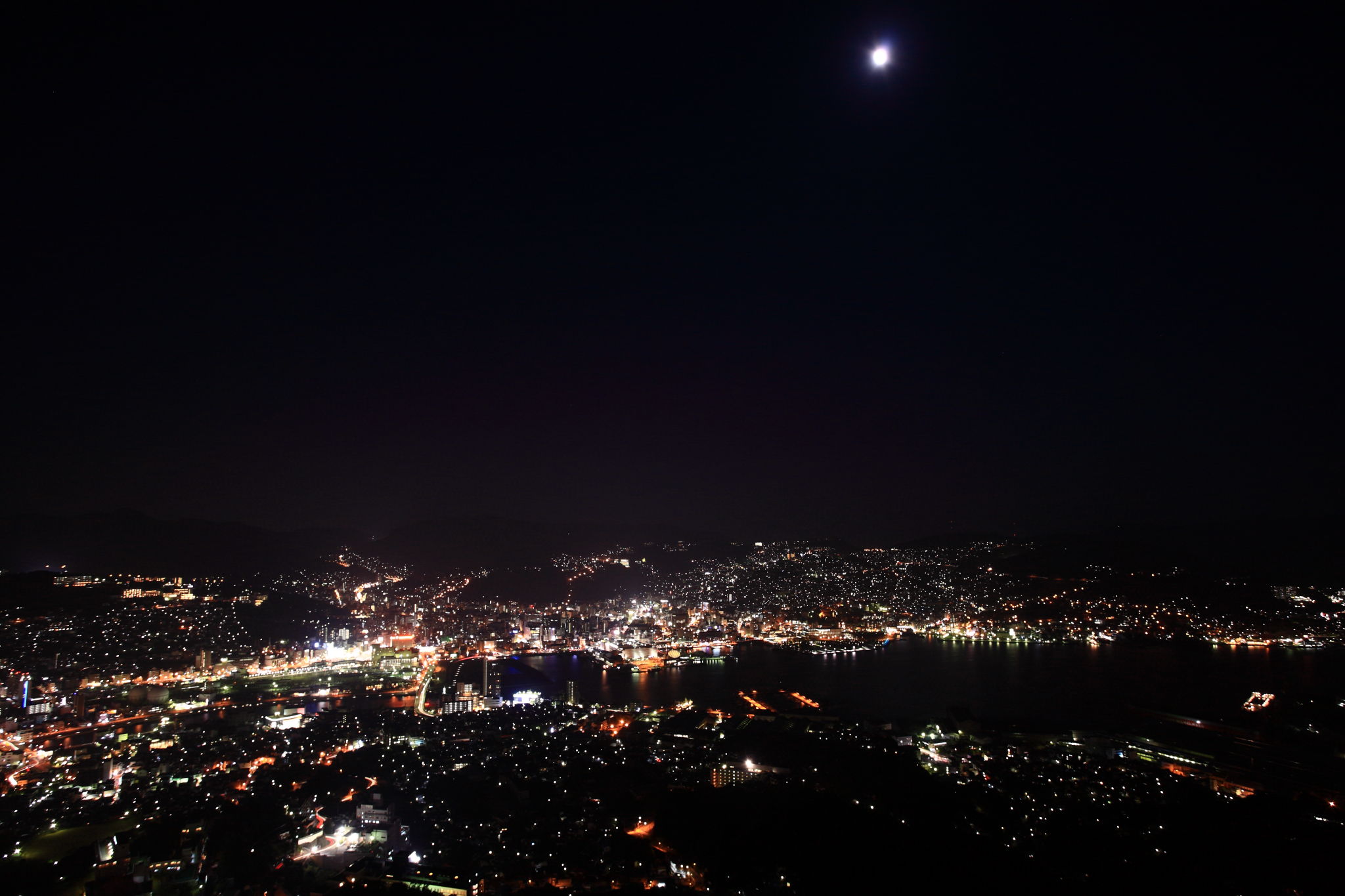 長崎稲佐山からの夜景と月