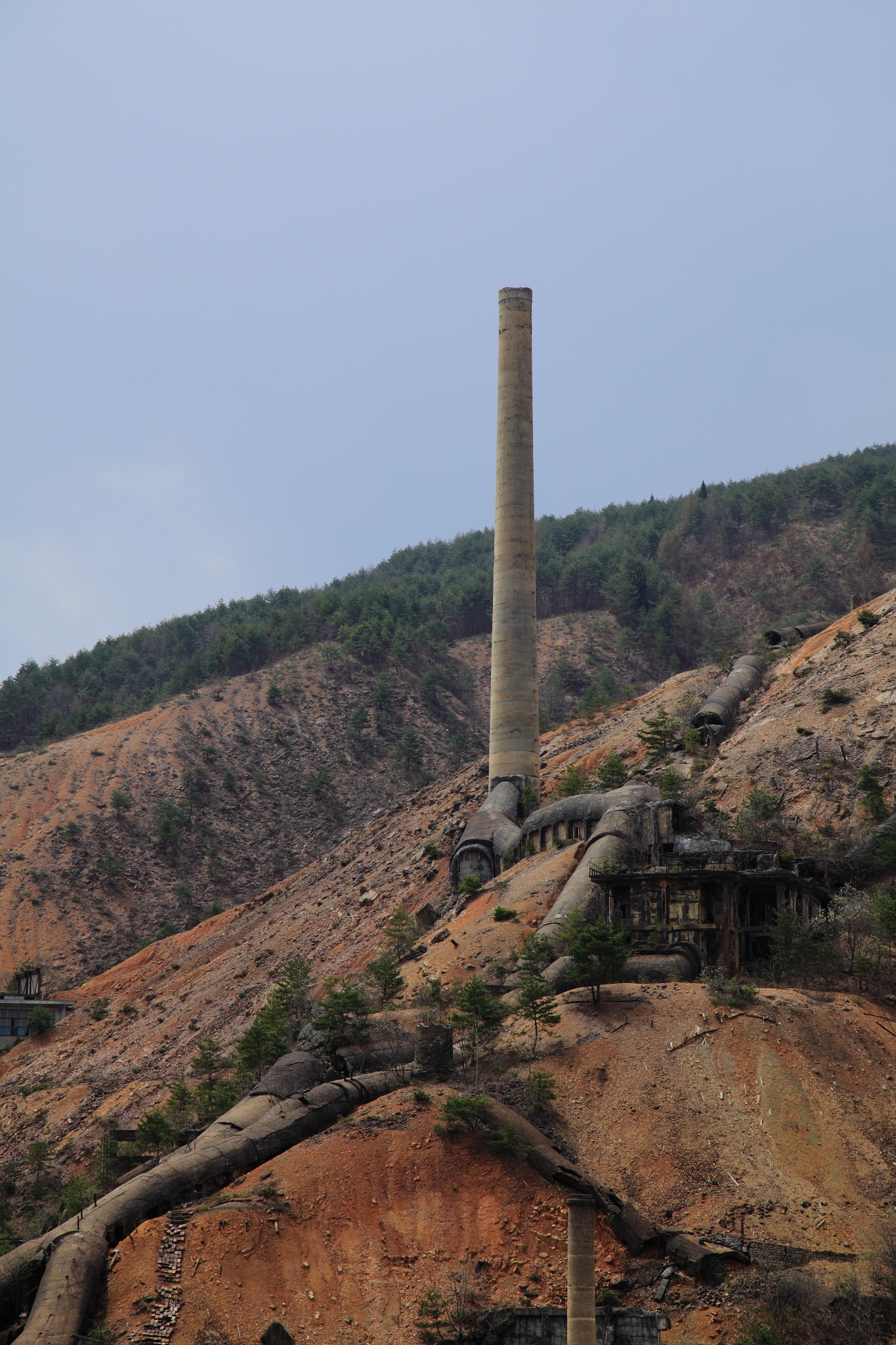 尾去沢鉱山のシンボル、大煙突の威容