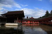 厳島神社の能舞台と廻廊