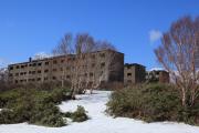 春、雪残る松尾鉱山アパート跡