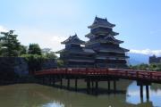 松本城と朱塗りの橋